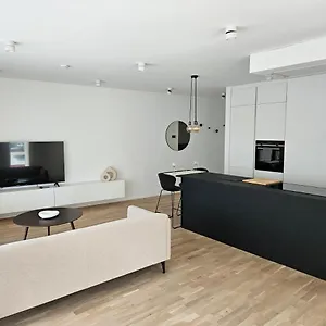 New Spacious Two Bedroom Center With Parking, Near Public Transport Appartement